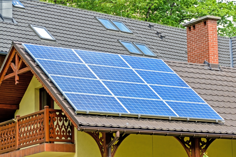 chauffagiste-CASTAGNIERS-min_solar-panels-1477987